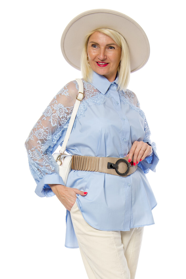 Gaiši zilas krāsas kokvilnas blūze ar mežģīni ZETA OTTO