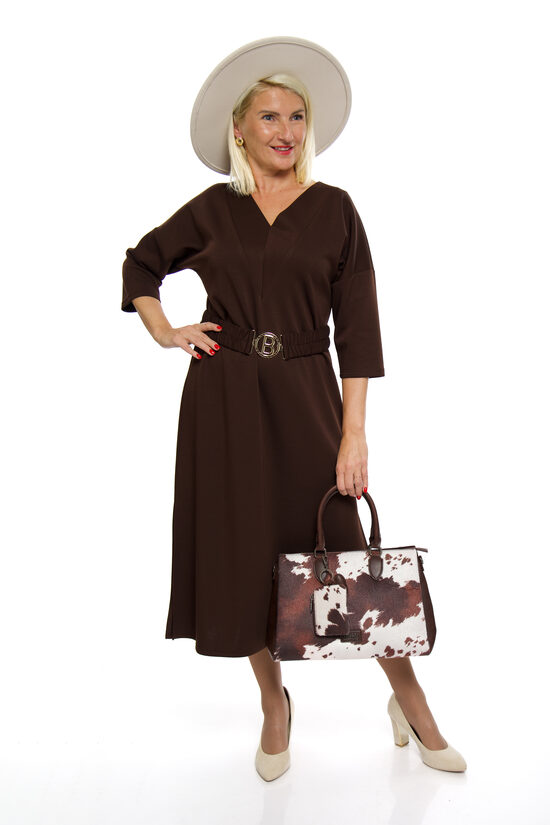 Tumši brūnas krāsas kleita ar šķēlumiem un jostiņu BACARDO