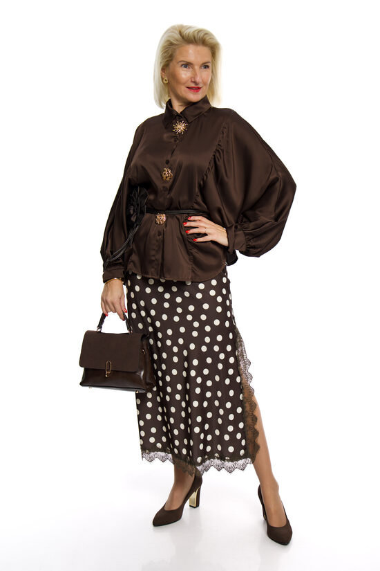 Brūni svārki ar šķēlumu un mežģīni CP