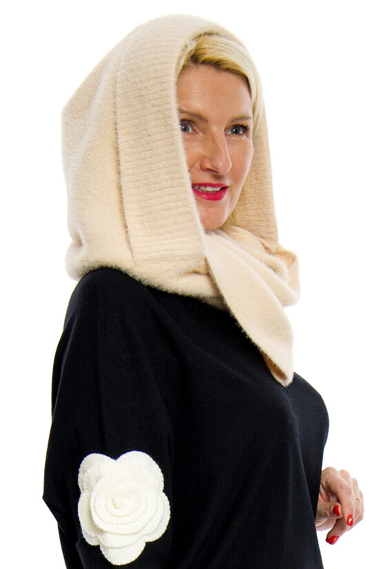 Krēmkrāsas sieviešu šalle-kapuce