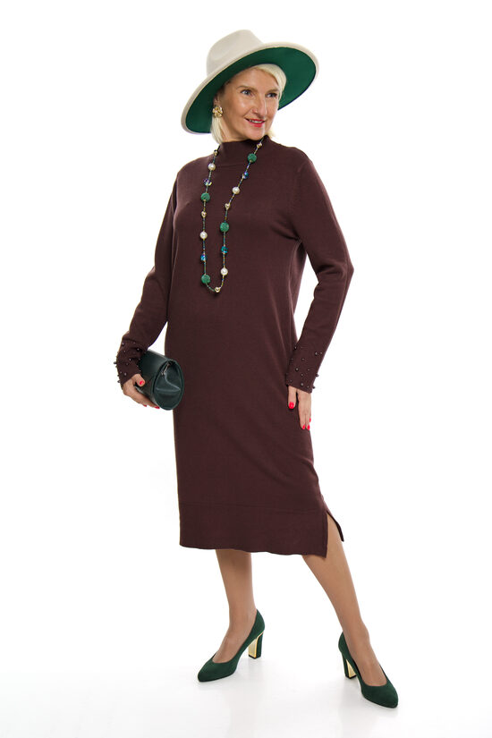 Tumši brūnas krāsas adīta kleita ar šķēlumiņiem COZY