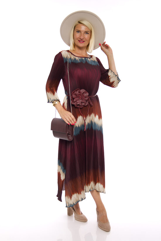 Eleganta kleita ar šķēlumiem CP
