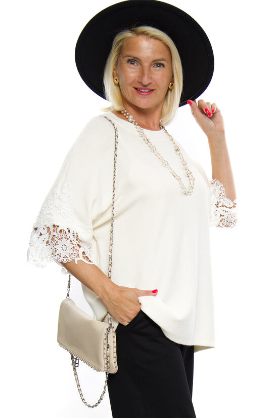 Baltas krāsas džemperis ar mežģīnes piedurkni Si&Fan