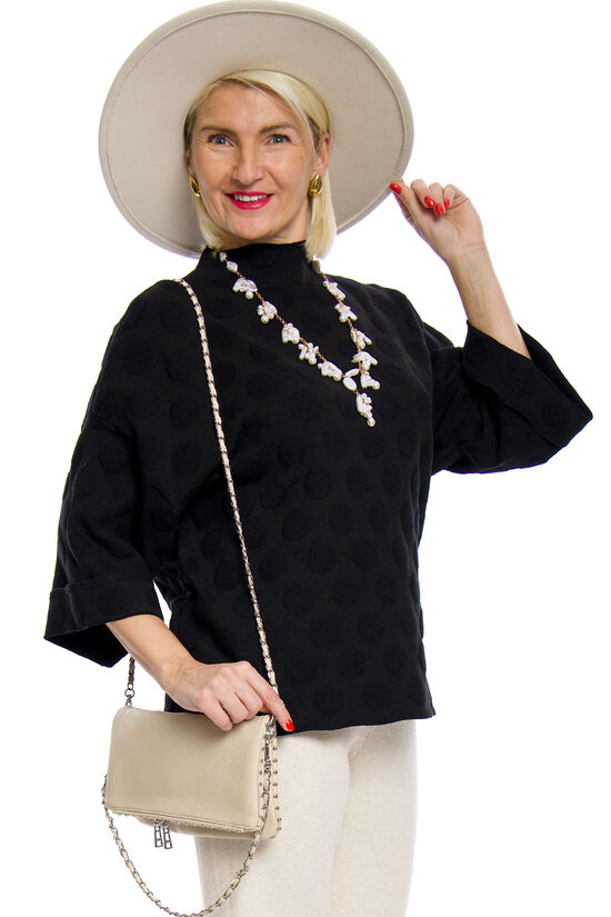 Melnas krāsas sieviešu džemperis ar pusgaru piedurkni LARA